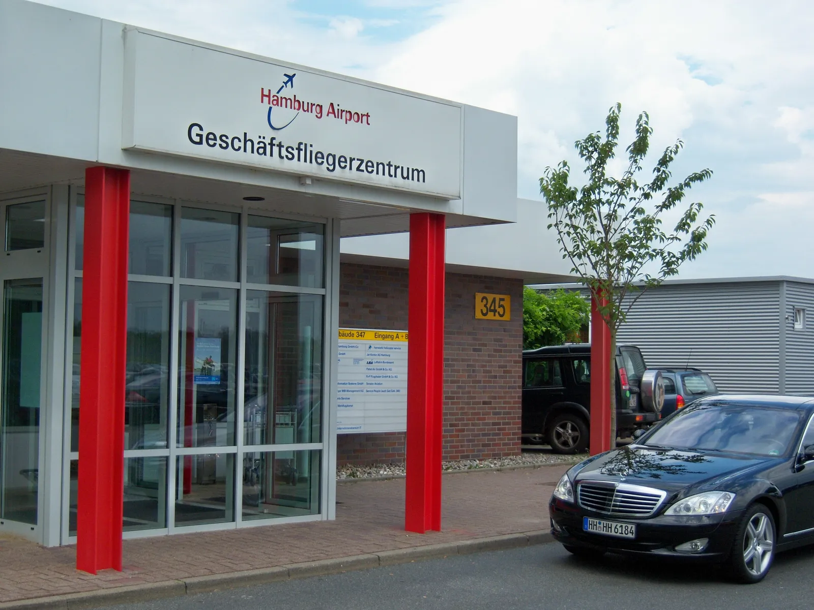 Archive photo: limousine waiting outside the entrance of the General Aviation Terminal at Hamburg Airport