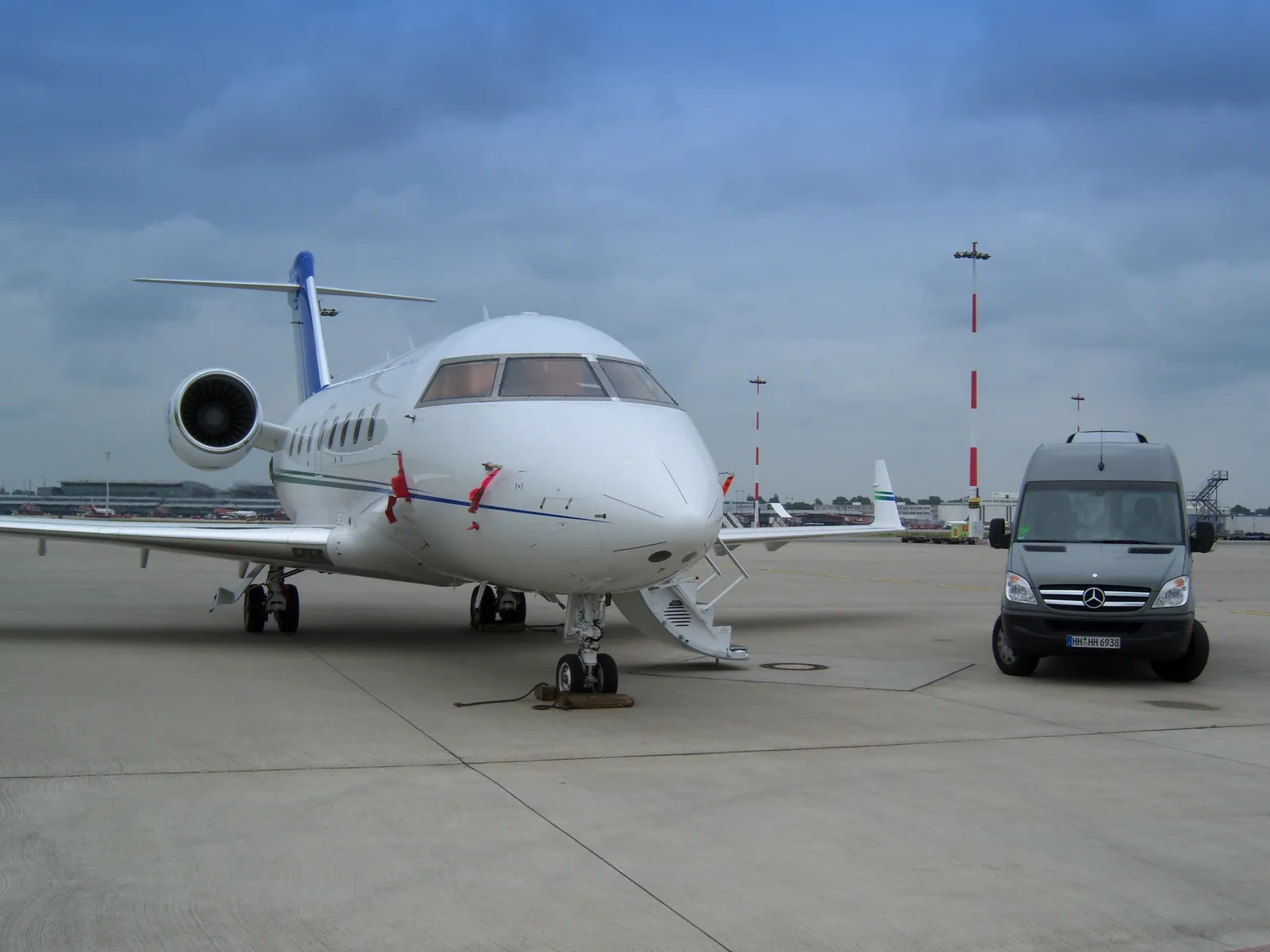 Archive photo: Sprinter and business jet on the apron at Hamburg Airport