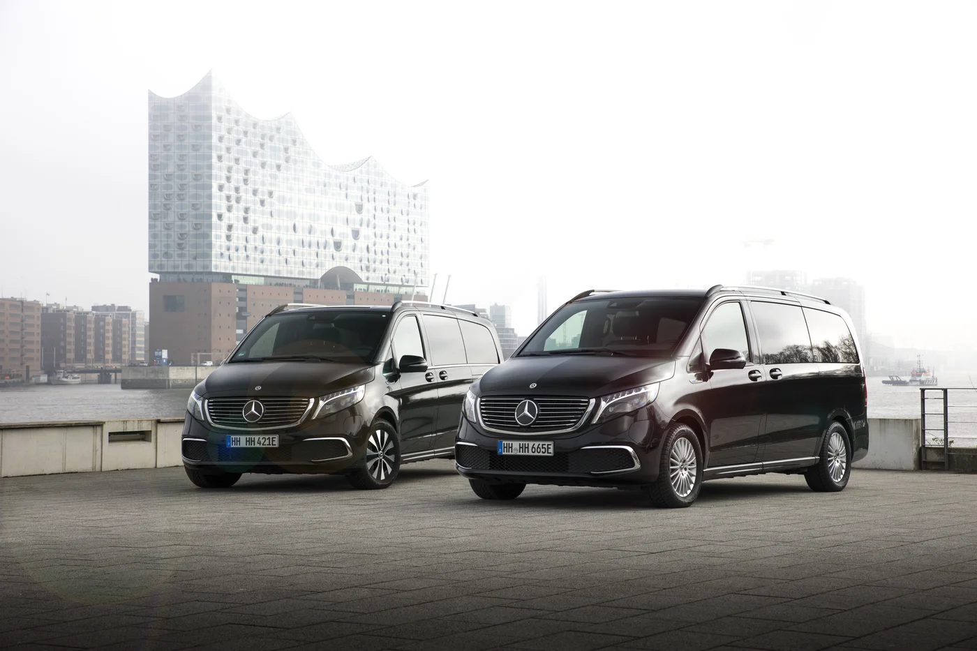 Zwei Mercedes Vans vor der Elbphilharmonie – Shuttle Service für Gruppen in Hamburg